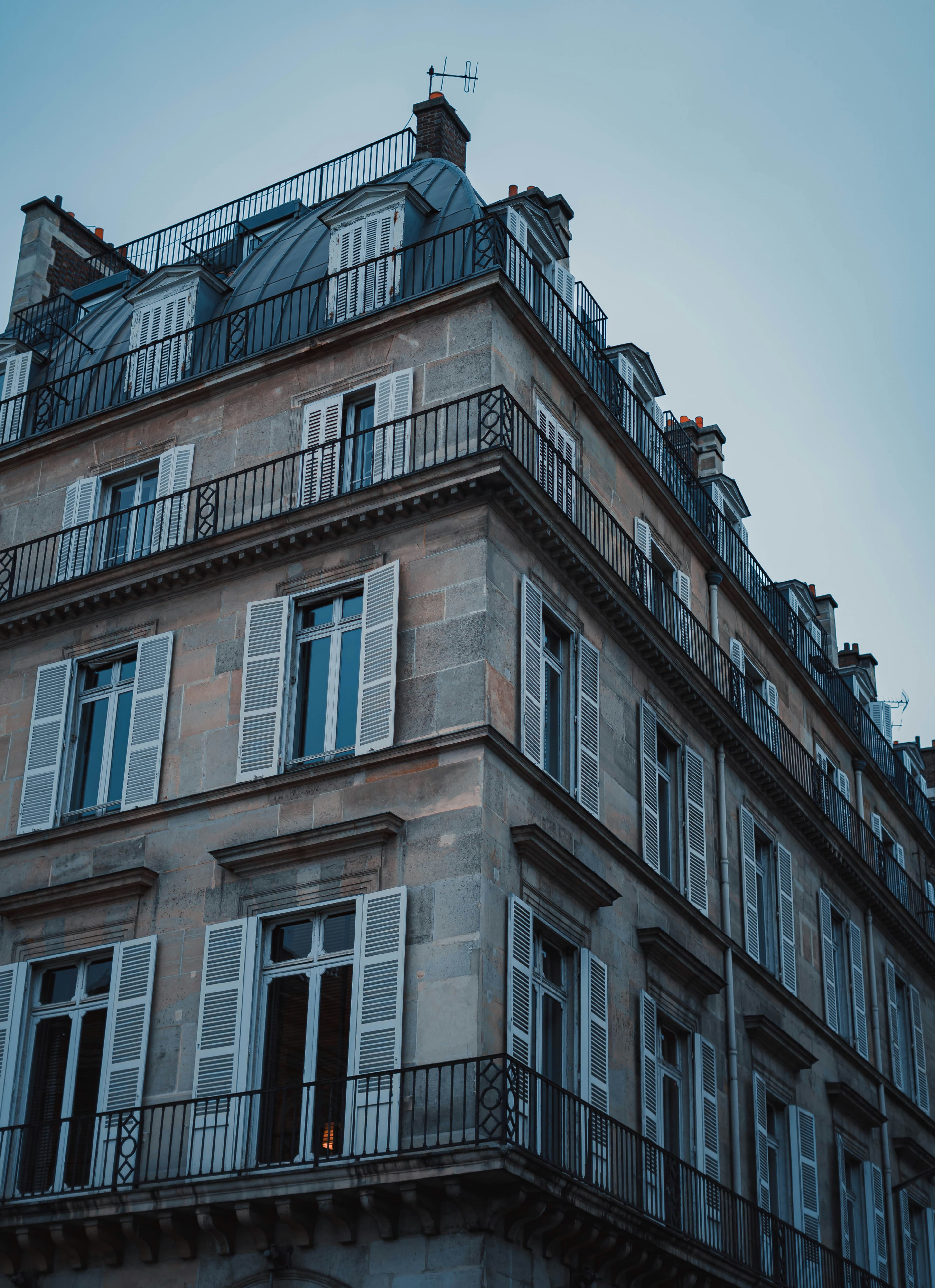 Façade d'immeuble haussmannien à Paris